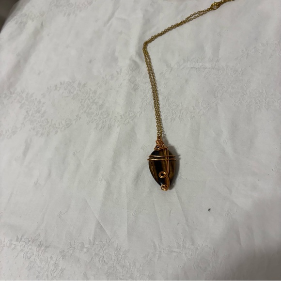 wire-wrapped tiger's eye gemstone pendant necklace. - Picture 3 of 10